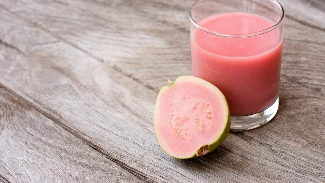 Kuinka valmistaa herkullista guava-atolea, joka on runsaasti C-vitamiinia sisältävä juoma, joka sopii erinomaisesti kylmään vuodenaikaan