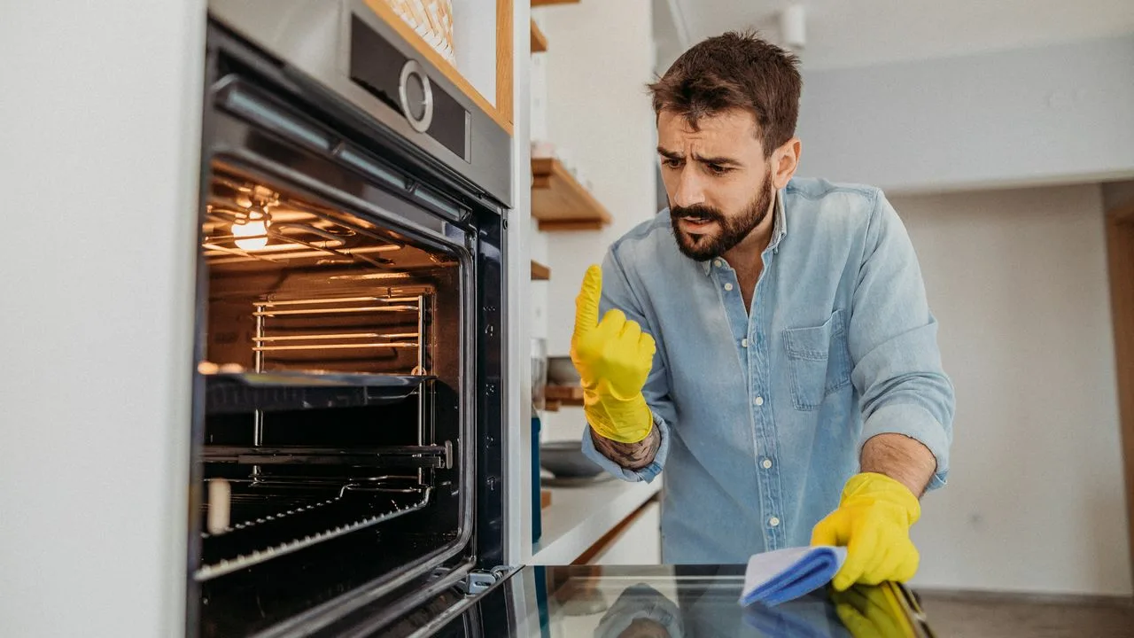 Tällä tavalla kiillotan vain uuniin tarttuneet ruoantähteet ja rasvaiset palat. Jopa ritilä näyttää uudelta.