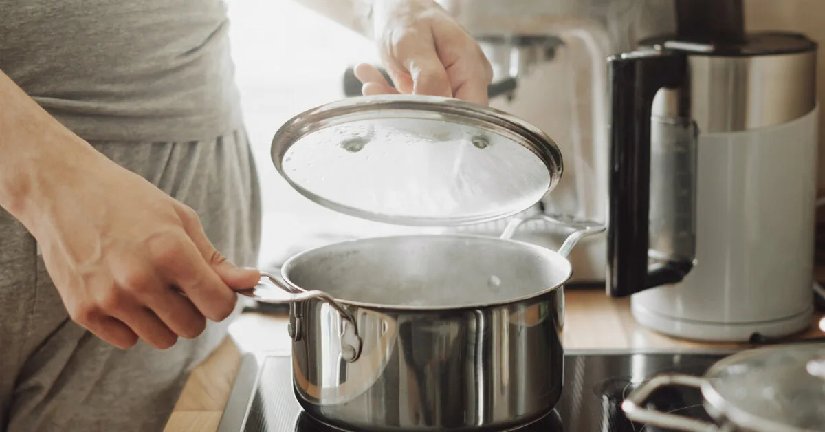 Mario Sanchez, elintarviketeollisuuden teknologia: ”Jos minun pitäisi ostaa kattiloita, paras vaihtoehto olisi ruostumaton teräs. Tämä materiaali ei vapauta myrkyllisiä aineita ruokaan.”