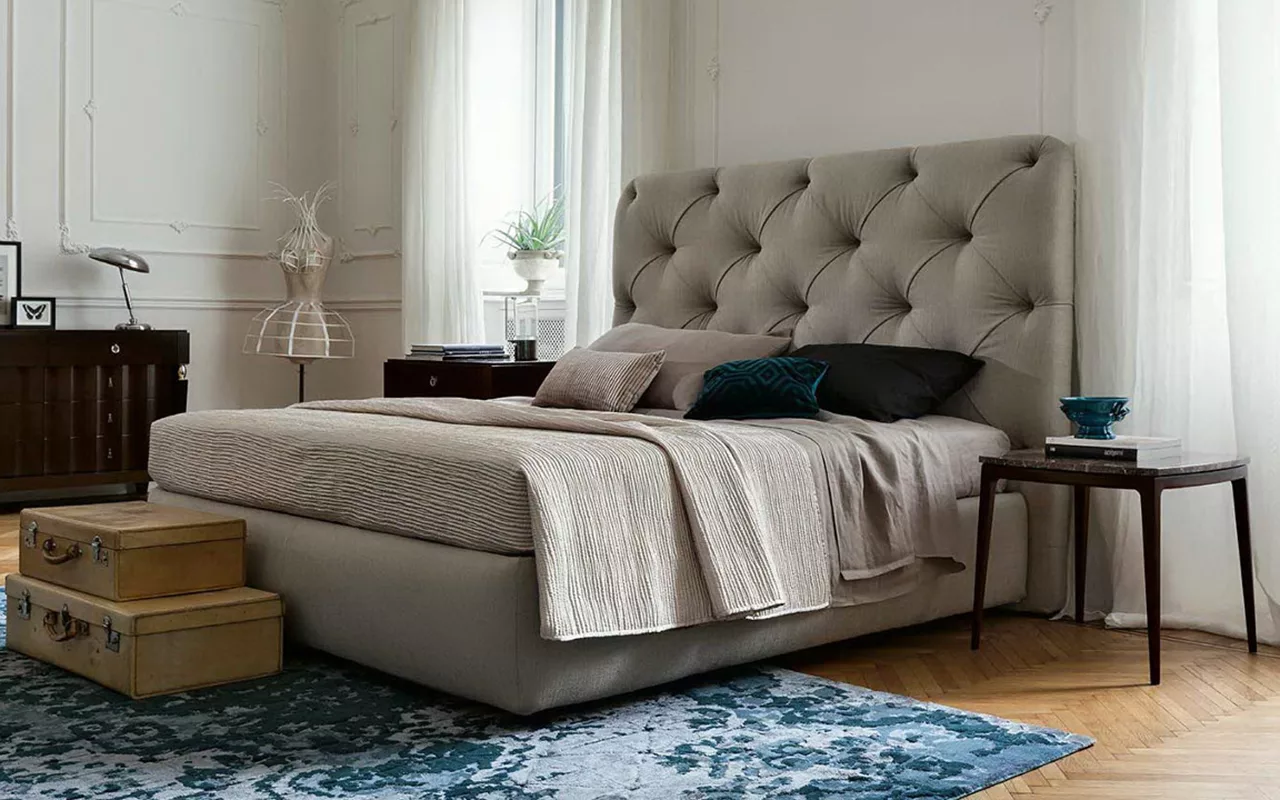 Hyvästi, pehmeä sängynpääty: uusi trendi on omaperäinen, edullinen ja maalaismainen.