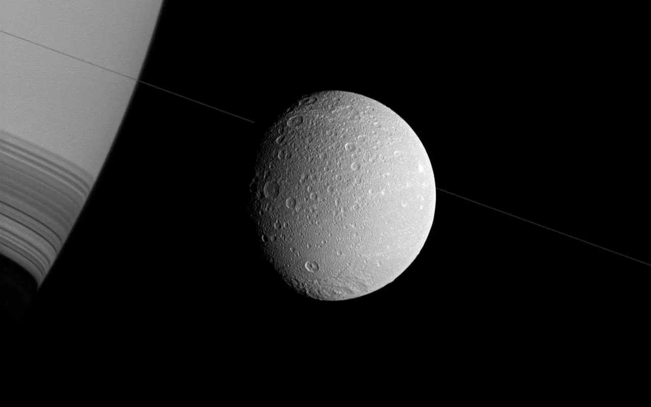 Enceladus, Saturnuksen kuu, säteilee lämpöä molemmista navoistaan.