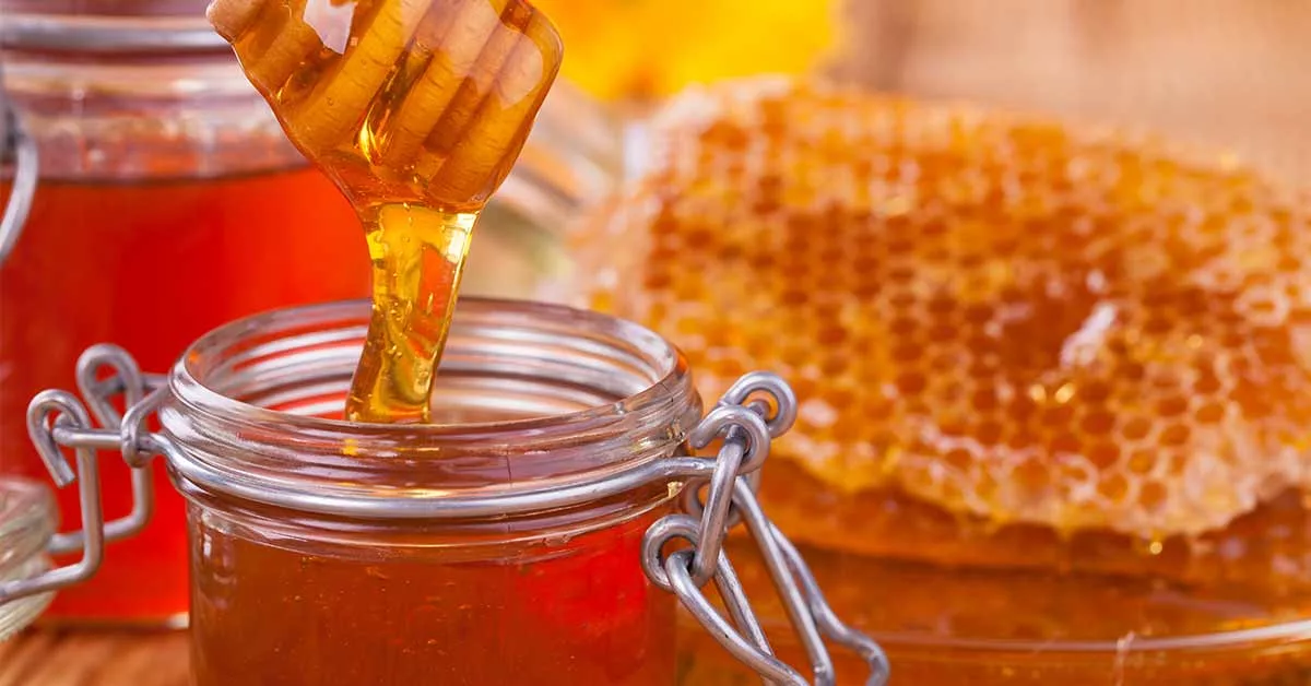Kuinka tunnistaa hyvä hunaja? Asiantuntijoiden vinkit. Yksi yksinkertainen temppu riittää.