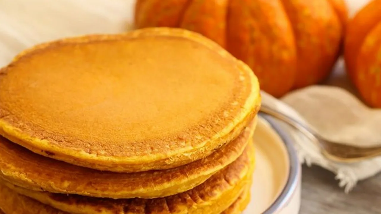 Herkulliset kurpitsapannukakut, jotka ovat tyypillisiä tälle vuodenaikalle.