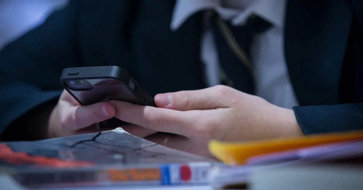 Maan senaatti hyväksyi matkapuhelimien kieltämisen kaikilla koulutustasoilla ja asetti kiellon voimaantulopäiväksi vuoden 2026.