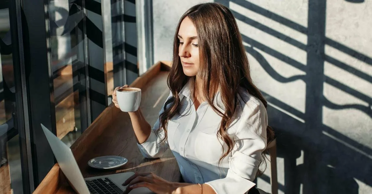 Kollegani toi minulle joka aamu kahvia. Eräänä päivänä kuulin hänen naurunsa ja ymmärsin miksi.