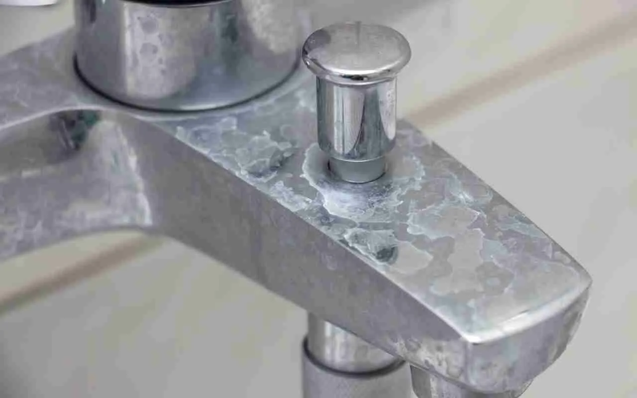 Luotettava tapa, jolla putkimiehet poistavat kalkkikiven hanista