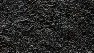 Sementin ja lakan sekoittaminen tuottaa tehokkaan kotitekoisen maalin, joka uudistaa vanhan betonin, peittää tahrat jo ensimmäisellä levityksellä, kuivuu 8 tunnissa, ei kuoriudu ja tarjoaa kestävän, pitkäikäisen pinnoitteen.