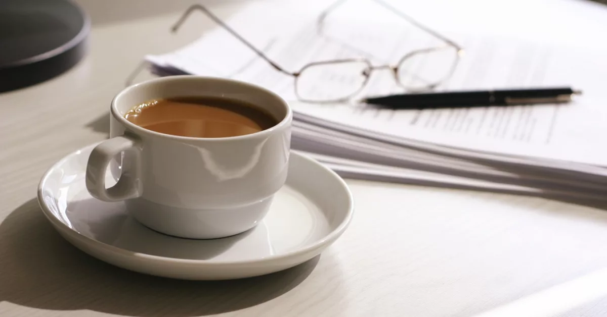 Kollegani toi minulle joka aamu kahvia. Eräänä päivänä kuulin hänen naurunsa ja ymmärsin miksi.