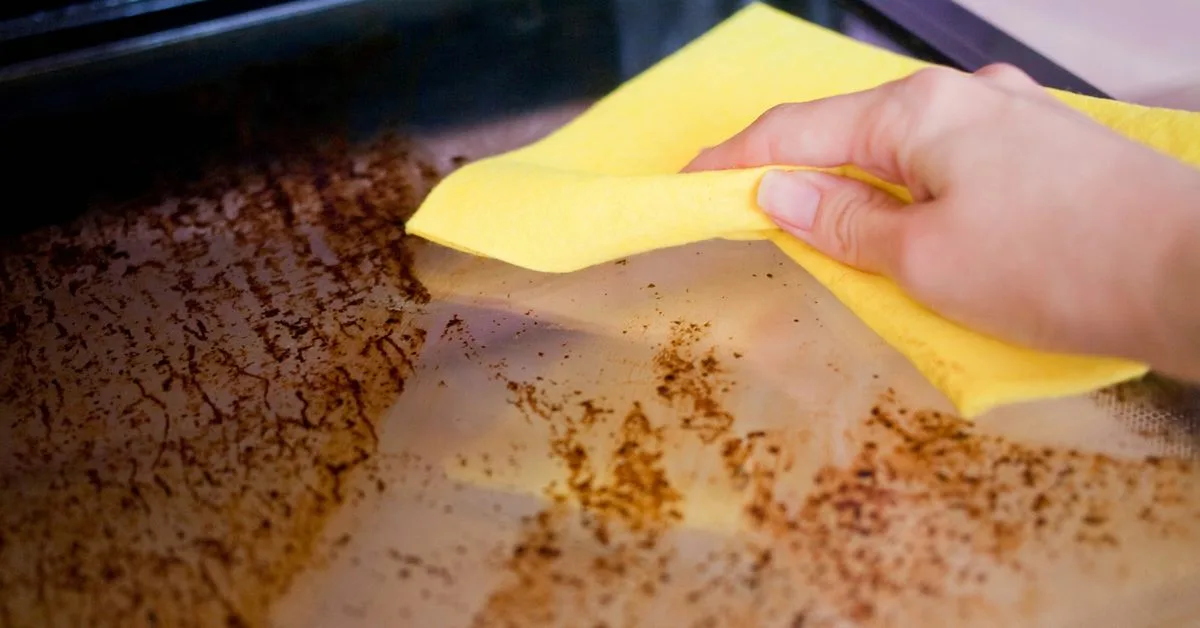 Rasva uunin lasista huuhtoutuu pois lähes välittömästi. Ei tarvitse hankaa harjalla tai käyttää kaupasta ostettuja puhdistusaineita.