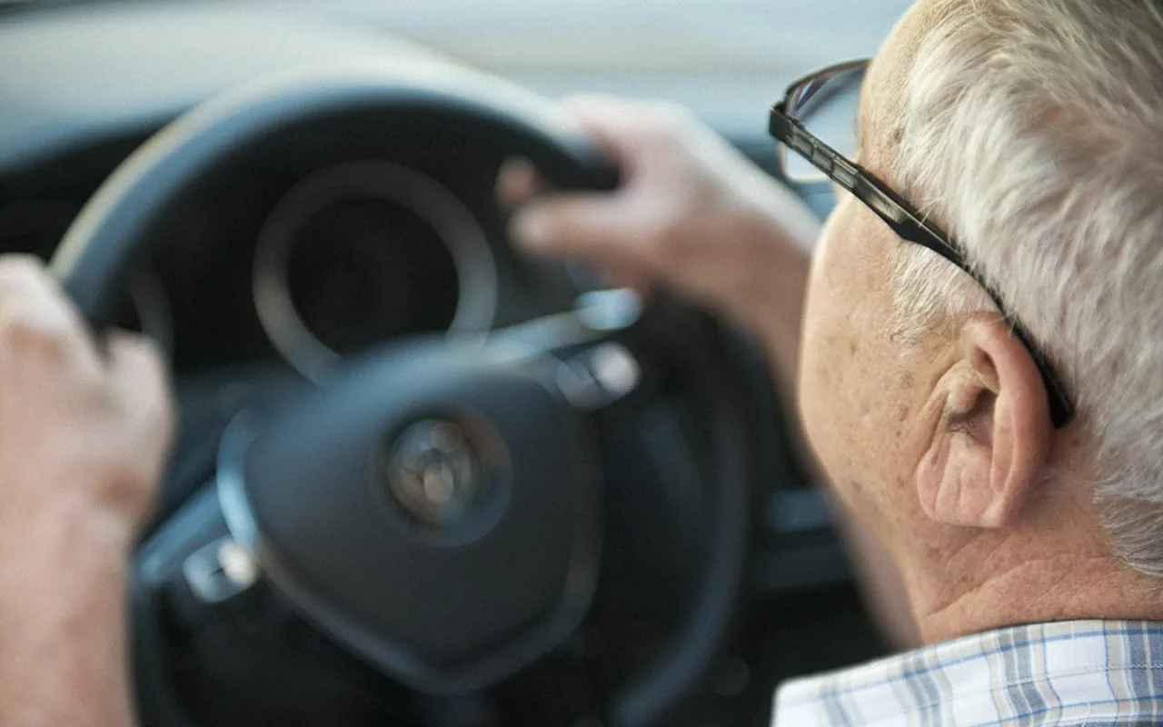 Ajokortin voimassaolon päättyminen yli 65-vuotiaille: he eivät voi enää uusia ajokorttiaan, elleivät täytä tätä vaatimusta.