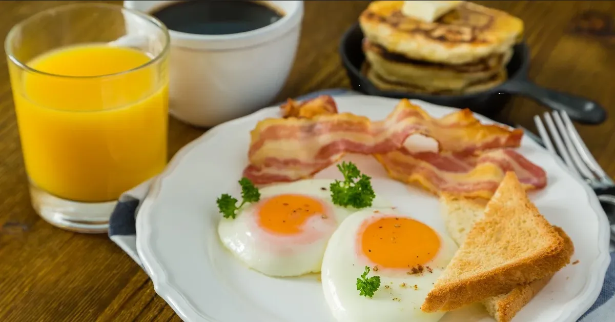 Monet korvaavat voileivän kinkun kahvilla ja appelsiinimehulla. Ja kumma kyllä, siinä on järkeä.