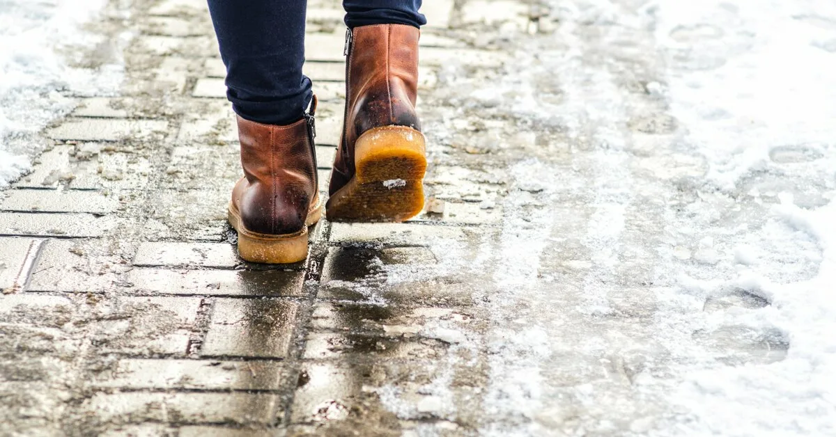 Ei enää liukasteluja liukkailla jalkakäytävillä. Kiinnitä ne kenkiin ja jäähän, niin talvi ei enää koskaan yllätä sinua.