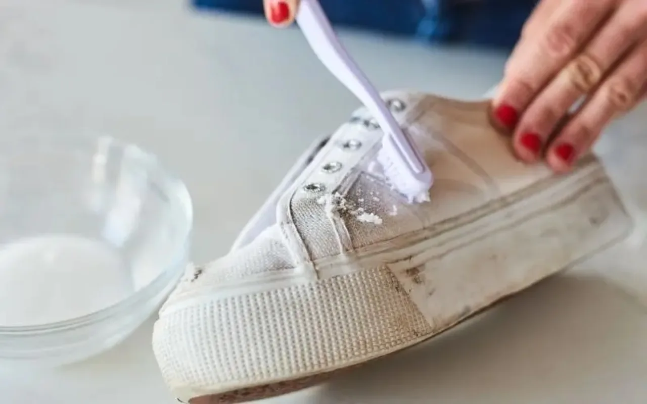 Kuinka poistaa keltaiset tahrat valkoisista lenkkareista vain kolmella keittiön ainesosalla