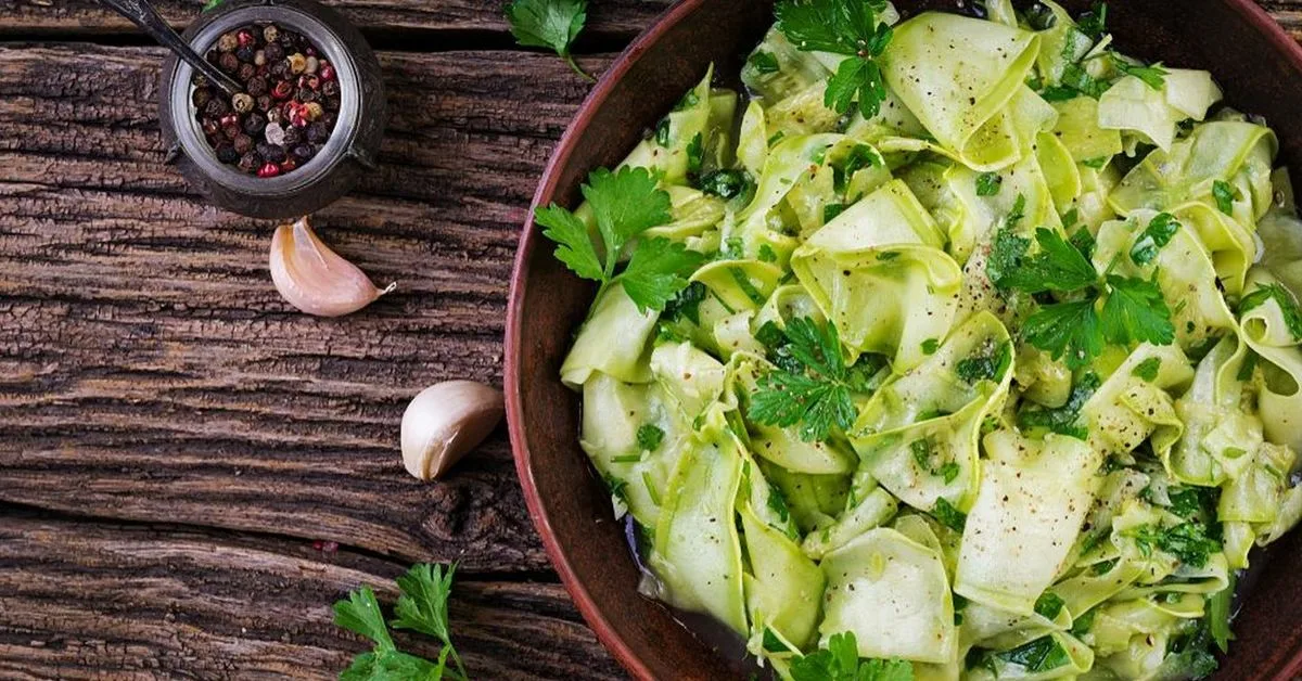 Valmistin tämän suomalaisen salaatin purjoista sunnuntai-illalliseksi. Se on rapea, makea ja mausteinen, ja sen valmistaminen vie vain 10 minuuttia.