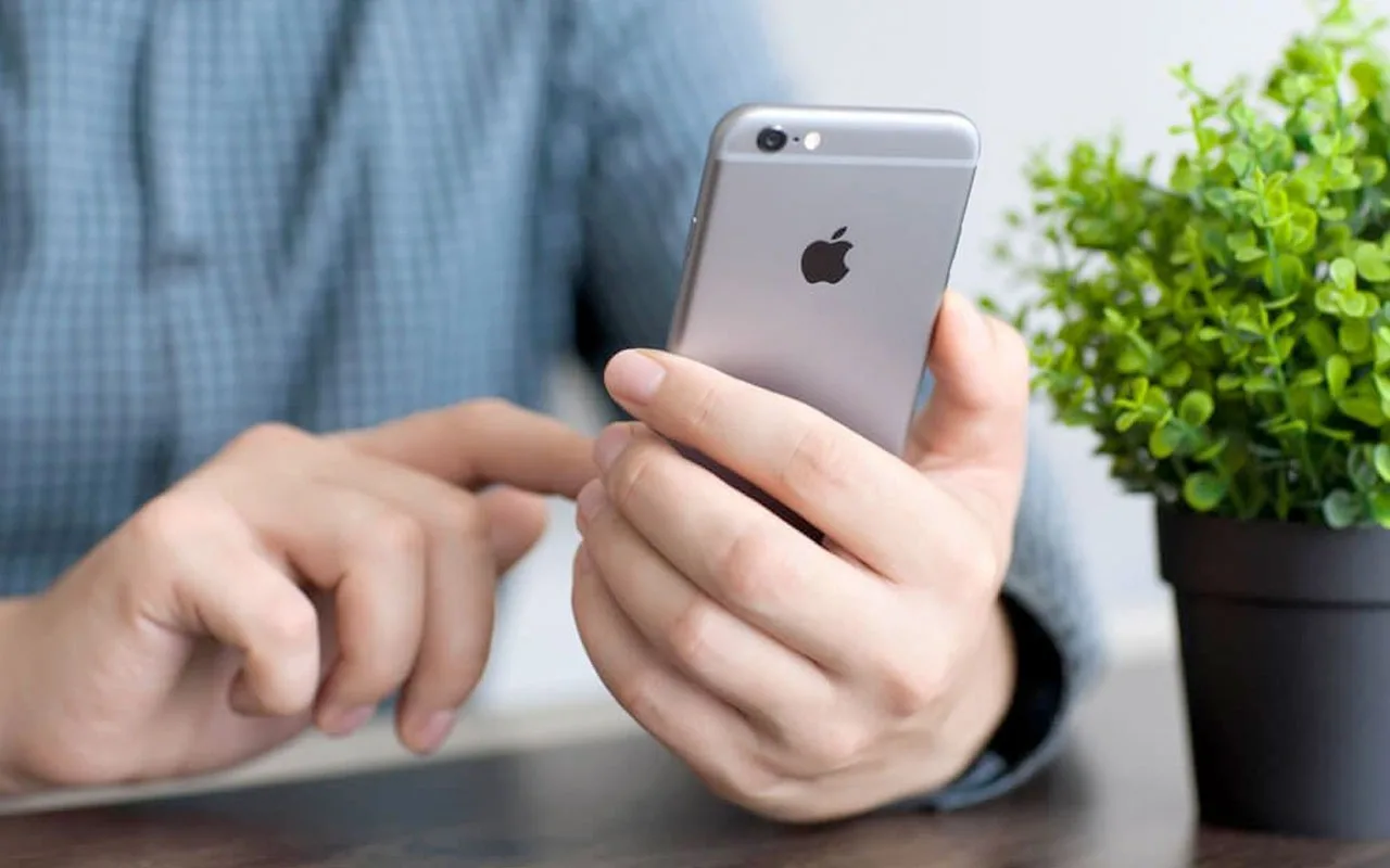 Tämä puhelin lähettää 5 minuutin välein kuvakaappauksia hallitukselle.