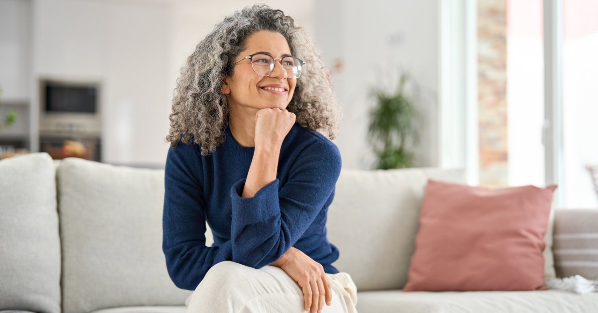 Mitä värejä kannattaa käyttää yli 50-vuotiaana, jotta ei näyttäisi vanhalta? Nämä yhdistelmät nuorentavat ketä tahansa!