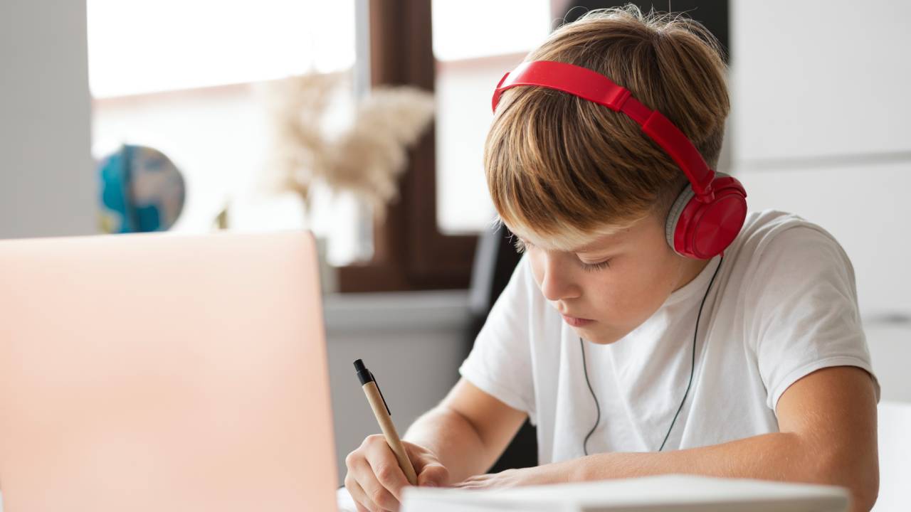 Suomi kääntyy puoleen vanhempien, jotka ovat päättäneet kasvattaa lapsensa metsässä: ”Mikä on tämä ansukling-tapaus?”