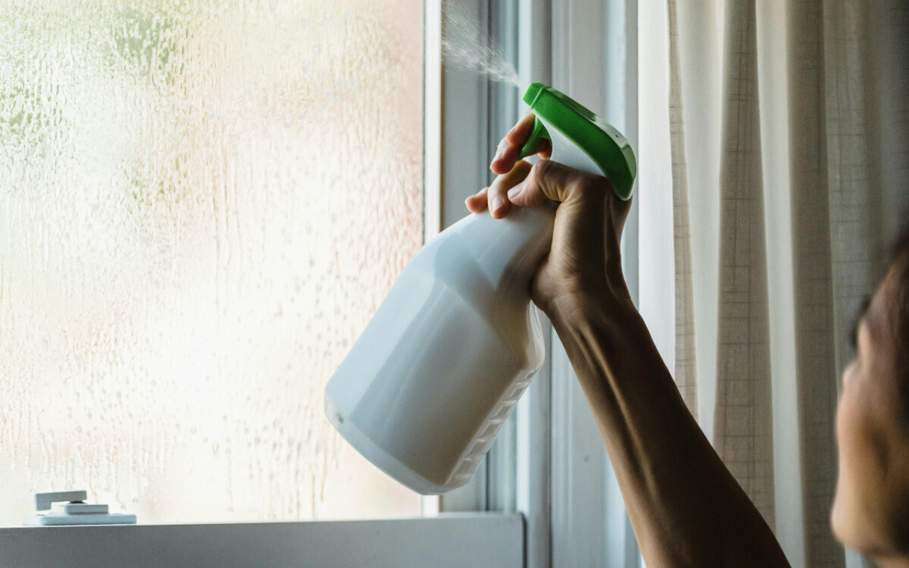 Lisää muutama lusikka ruokasoodaa ja pyyhi ikkunapuitteet. Tulos? Valkoiset kuin uudet!