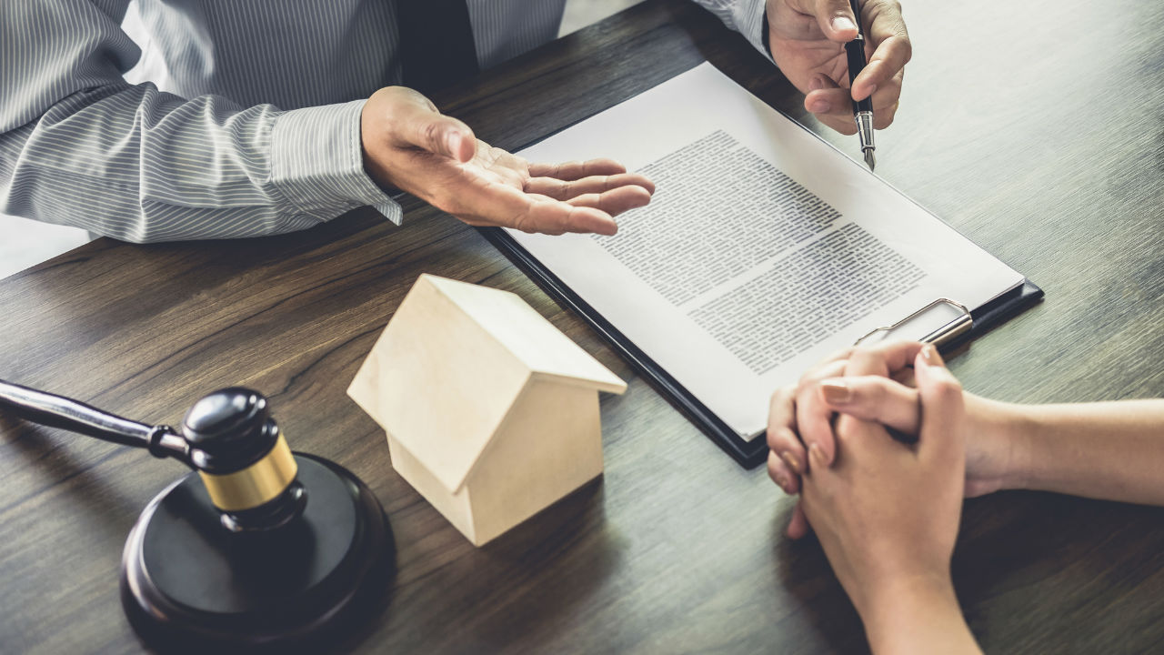 Aion jättää koko 2,5 miljoonan dollarin omaisuuteni pojalleni, mutta en halua, että hänen vaimonsa saa siitä mitään. Miten voin varmistaa tämän?