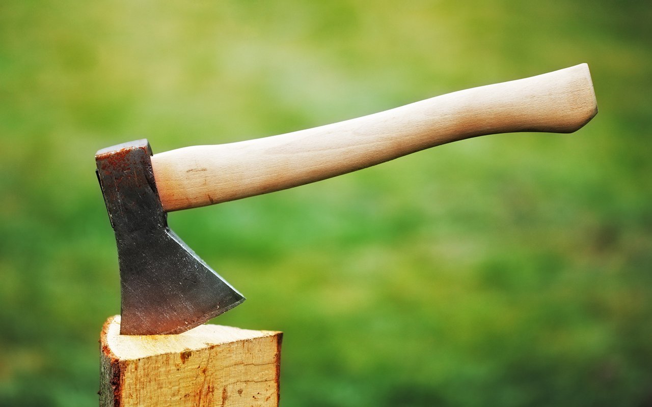 Onko polttopuut varastoitu oikein? Parhaat vinkit ihanteellisen puuvaraston rakentamiseen ja valintaan.