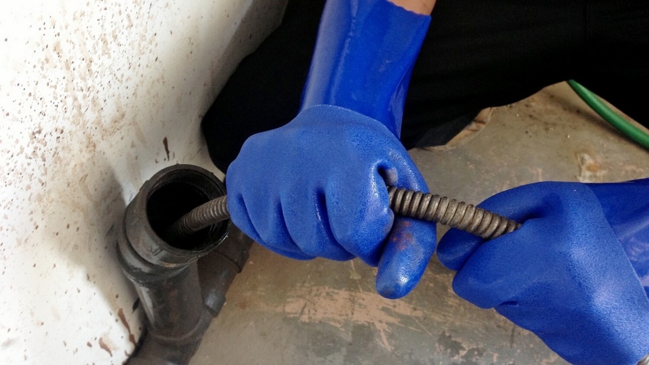 Putket tukossa? Älä kaada niihin vain etikkaa ja ruokasoodaa! Putkimies paljastaa totuuden: tämä menetelmä on nopeampi eikä vahingoita laitteita.