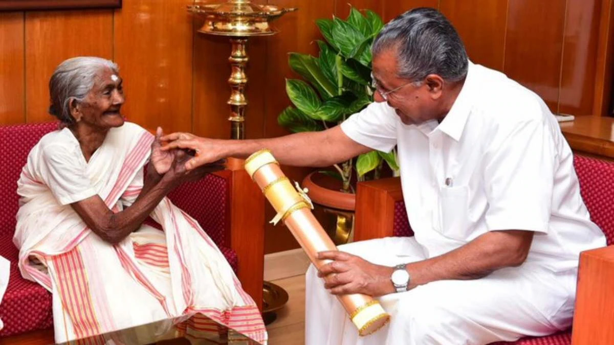 96-vuotiaana hän ohitti 40 362 osallistujaa, sai 98 pistettä sadasta ja sijoittui ensimmäiseksi Intian lukutaitokokeessa, josta tuli kansallinen symboli.