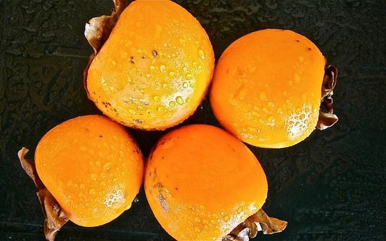 Se on runsaasti kuitua sisältävä ja vähäkalorinen. Tämä tomaattia muistuttava hedelmä on nyt sesongissa.