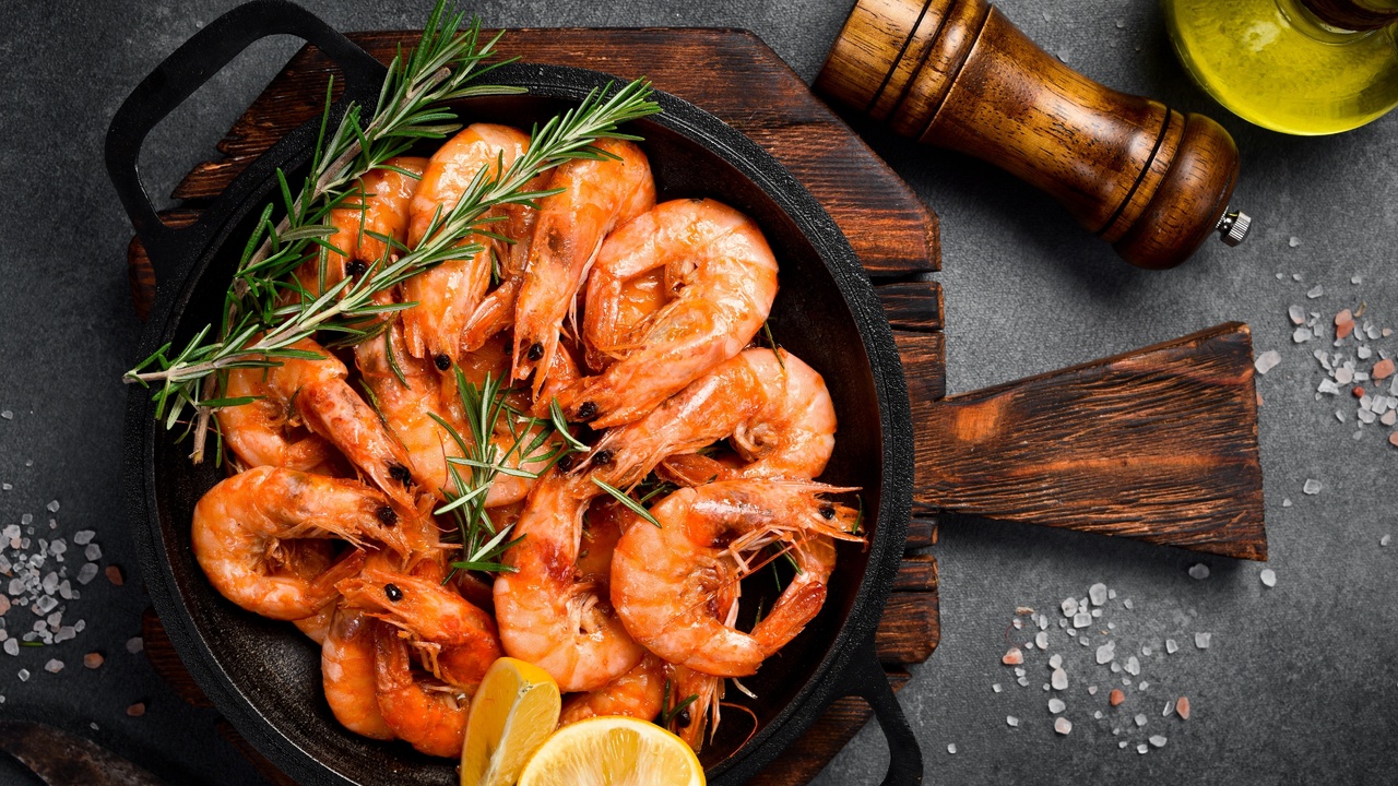 Chef Dani Garcia: ”Grillattujen katkarapujen valmistuksessa ei saa käyttää öljyä; ne on peitettävä alumiinifoliolla, jotta ne höyryttyvät ja säilyttävät luonnollisen makunsa.”