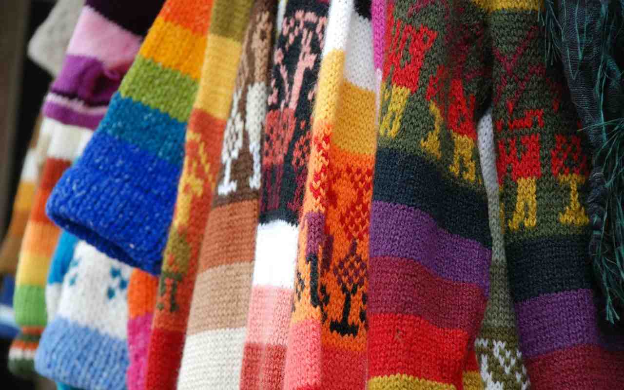 Mädän hajun poistaminen vaatteista: luonnollinen ihmeaine auttaa hetkessä