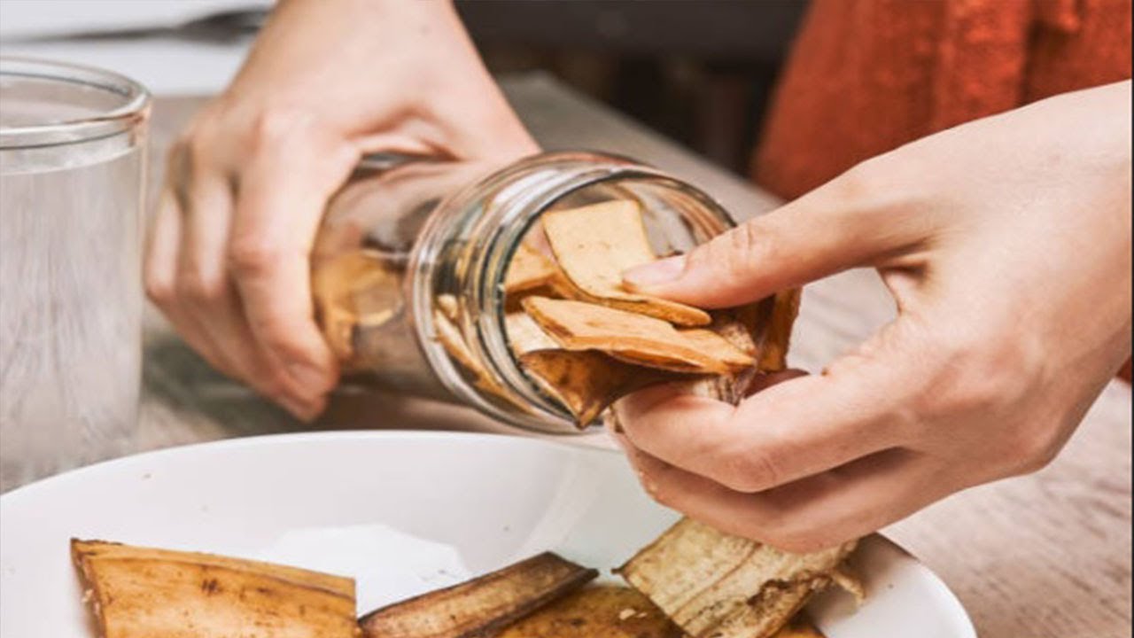 Banaaninkuoren sekoittaminen veteen: miksi se on suositeltavaa ja mitä hyötyä siitä on