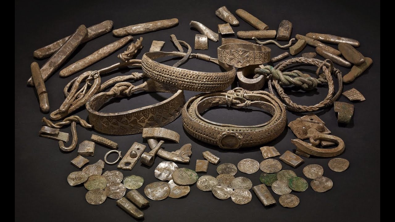 Hän etsi matoja kalastusta varten ja löysi yhden keskiajan suurimmista aarteista.