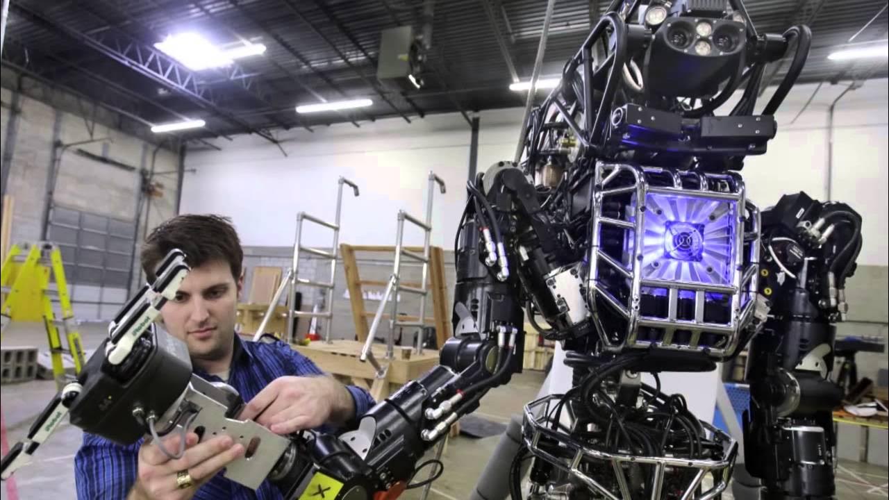 Suomessa esiteltiin humanoidirobotti, joka käsittelee työkaluja ihmisen tavoin.