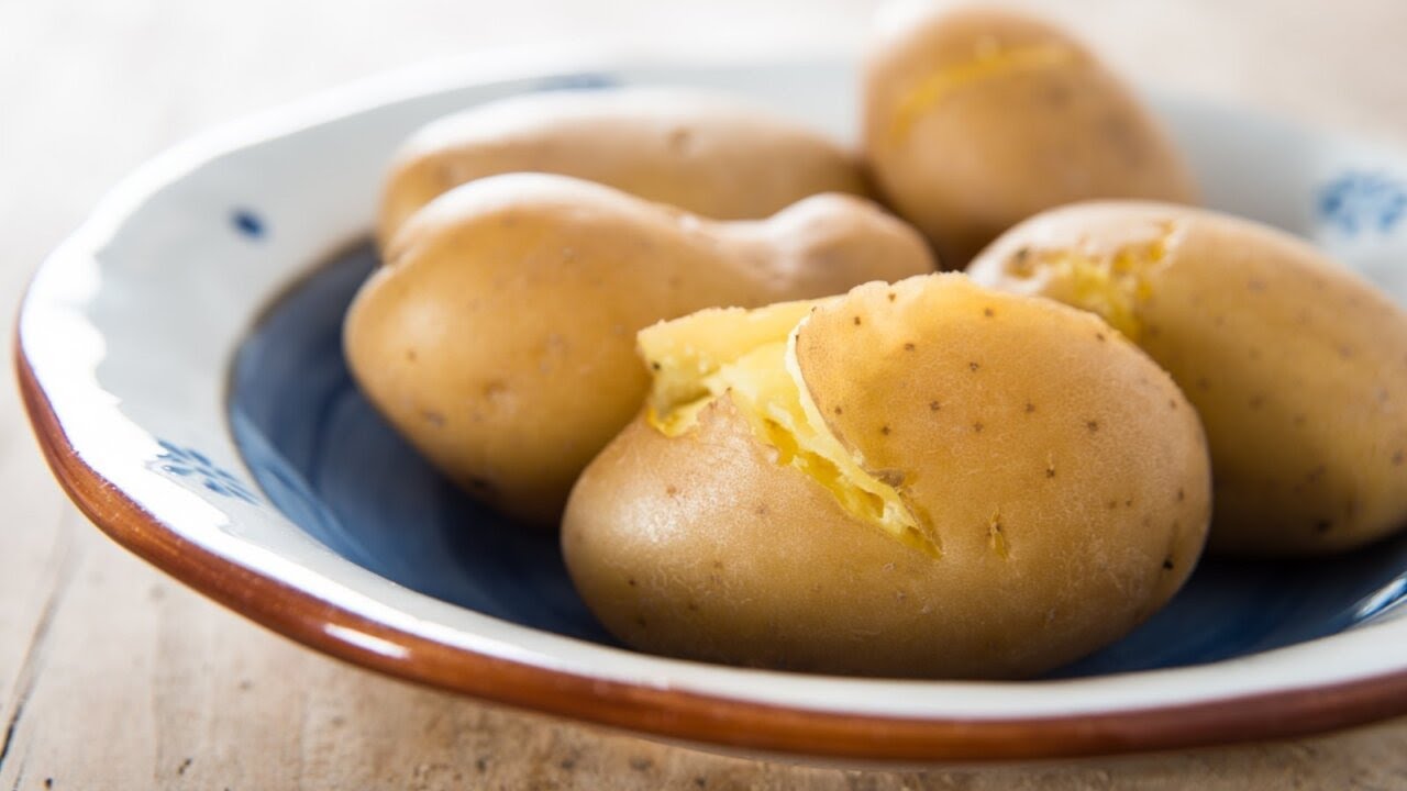 Perunat pysyvät tuoreina eivätkä itää 12 viikon ajan, jos ne säilytetään yhdessä yksinkertaisessa paikassa.