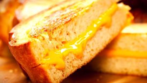 Resepti täydelliseen aamiaiseen! Juustotikkuja salaisella ainesosalla!