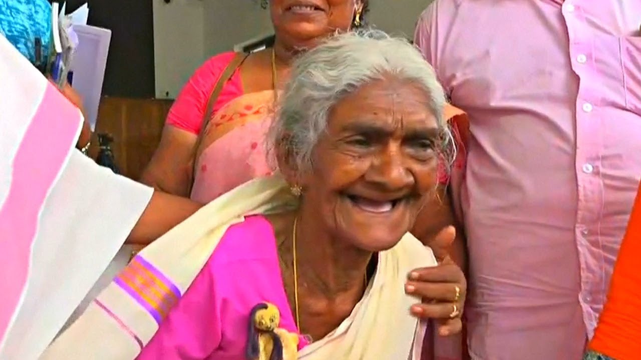 96-vuotiaana hän ohitti 40 362 osallistujaa, sai 98 pistettä sadasta ja sijoittui ensimmäiseksi Intian lukutaitokokeessa, josta tuli kansallinen symboli.