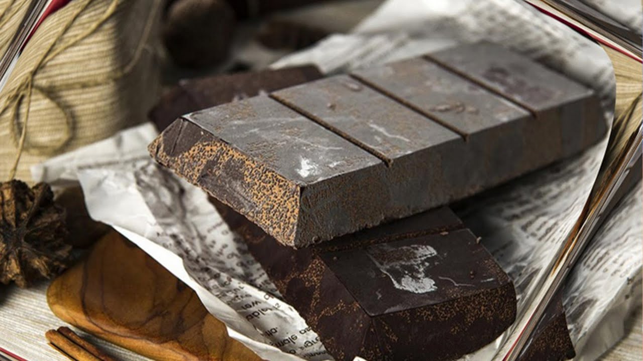 Miksi suklaa valkaisee ja voiko sitä syödä: asiantuntija kertoi kaikki yksityiskohdat
