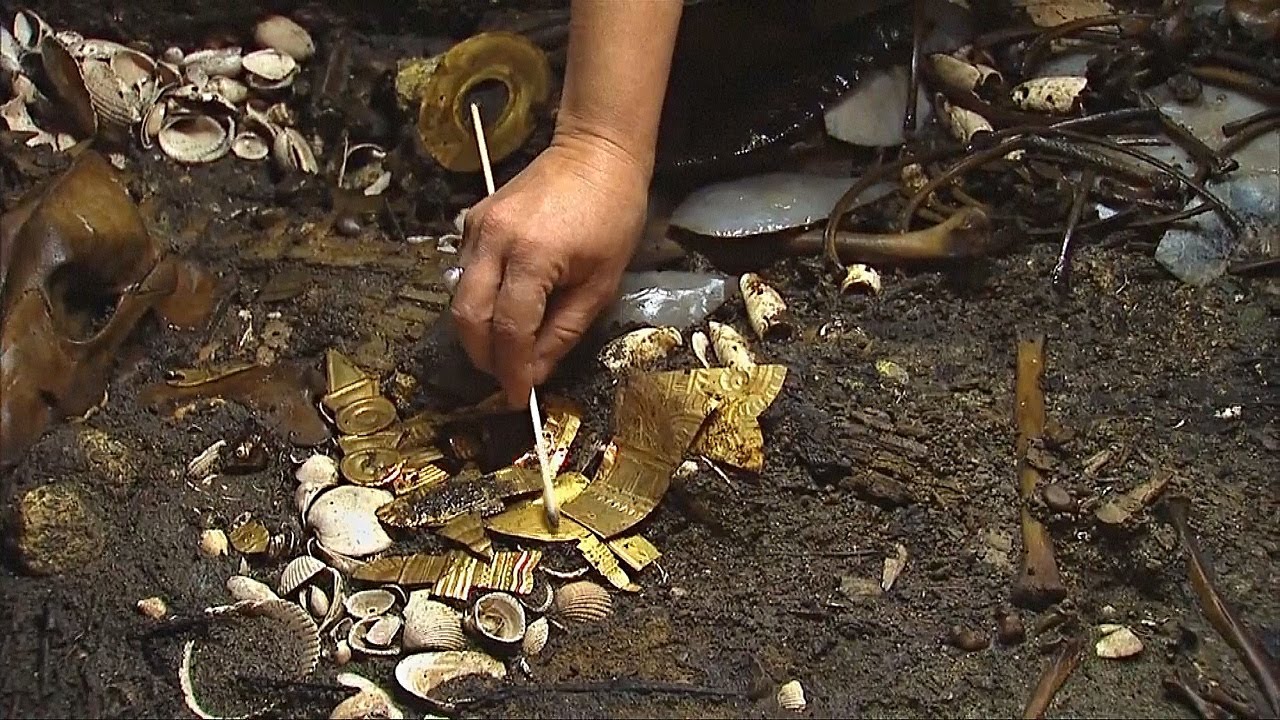 Brittiläinen opiskelija löysi 1100 vuotta vanhan keskiaikaisen kultakorun ensimmäisen kaivauksensa aikana vain 90 minuutissa.