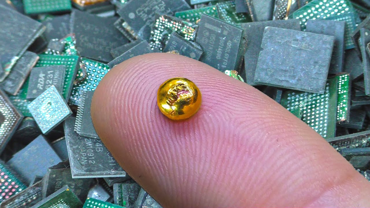 Se on roskissa ja sisältää 22 karaatin kultaa, mutta kukaan ei tiedä siitä.