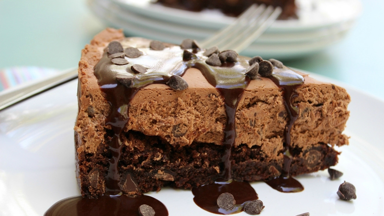 Kotitekoiset juustokakku-browniet suklaamurulla: täydellinen terveellinen välipala ilman jauhoja