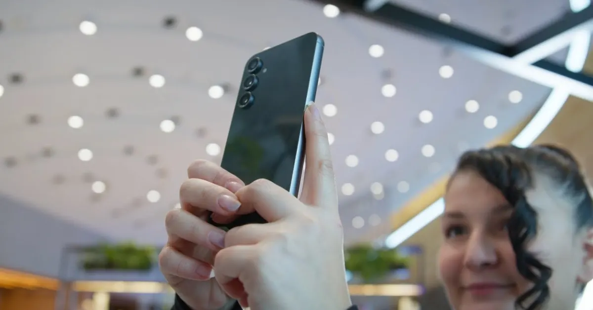 Samsungin uusin 5G-älypuhelin, jossa on 108 megapikselin ammattitason kamera, 145 W:n pikalataus ja huippuluokan ominaisuudet edulliseen hintaan