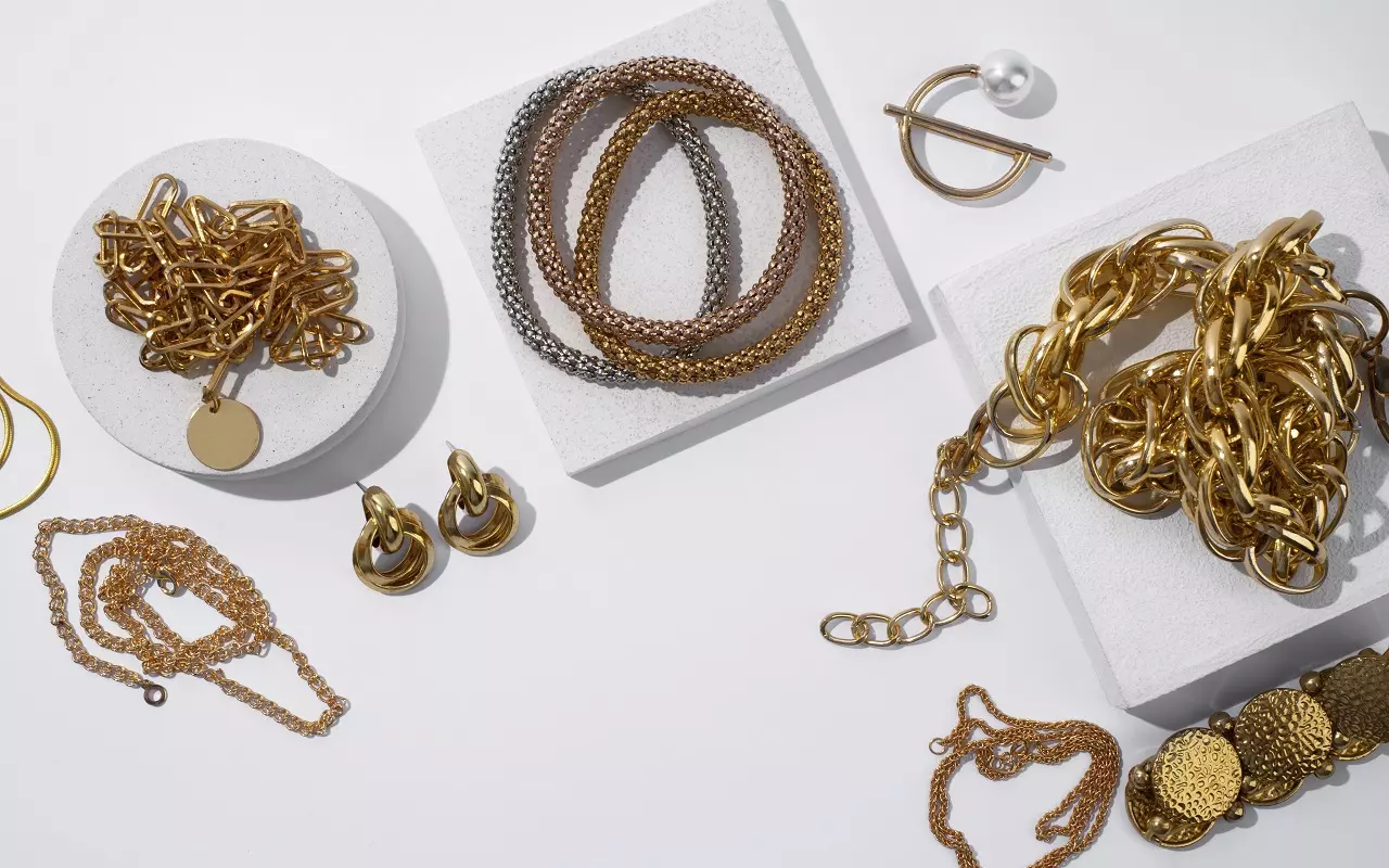 Kuinka puhdistaa helposti himmentynyt tai mustunut korut?