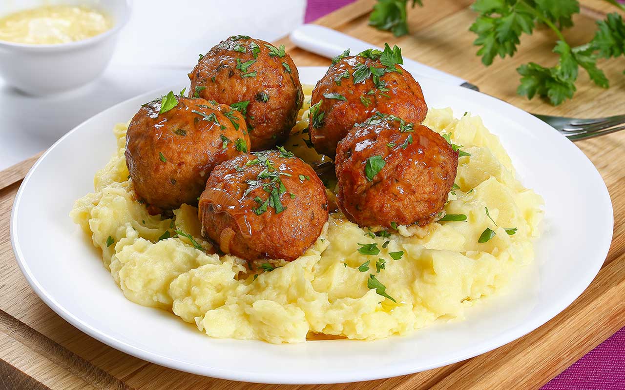 Paras resepti suomalaisille jauhelihapullille. Ulkopuolelta rapeat ja sisältä pehmeät.