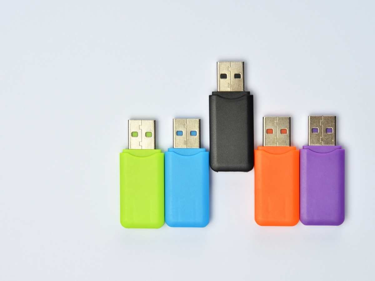 Ajat, jolloin USB-portin väri oli merkityksellinen, ovat ohi. Nykyään edes violetit (tai vihreät ja punaiset) portit eivät merkitse mitään.