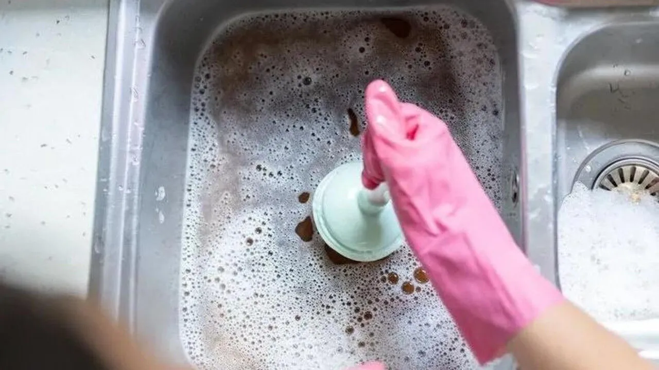 Epämiellyttävä haju viemäristä: mitä putkimiehet neuvovat, jotta siitä pääsee eroon lopullisesti