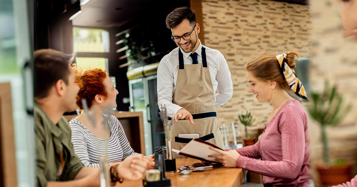 Mitä tarjoilijoiden auttaminen pöydän siivoamisessa tarkoittaa psykologian kannalta?
