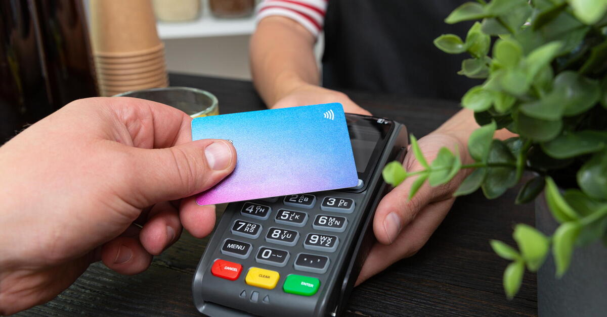 ”Se on erittäin huono idea”: miksi on parempi olla maksamatta tuotteita pankkikortilla?