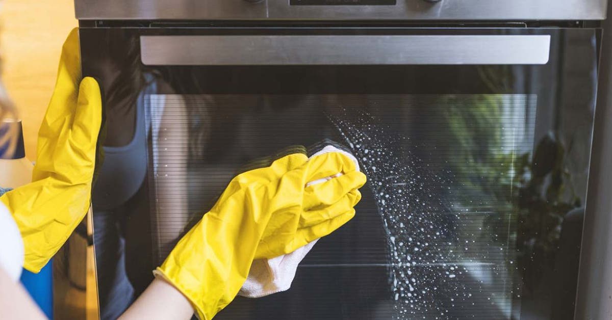 Rasva uunin lasista huuhtoutuu pois lähes välittömästi. Ei tarvitse hankaa harjalla tai käyttää kaupasta ostettuja puhdistusaineita.