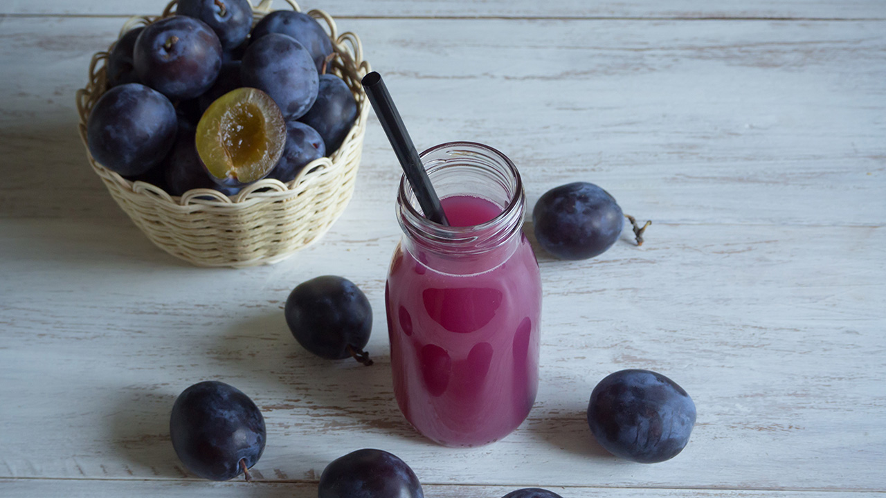 Ei mustaherukka eikä viinirypäle. Iäkkäät ihmiset voivat juoda sitä päivittäin, koska se auttaa ehkäisemään ateroskleroosia ja osteoporoosia.
