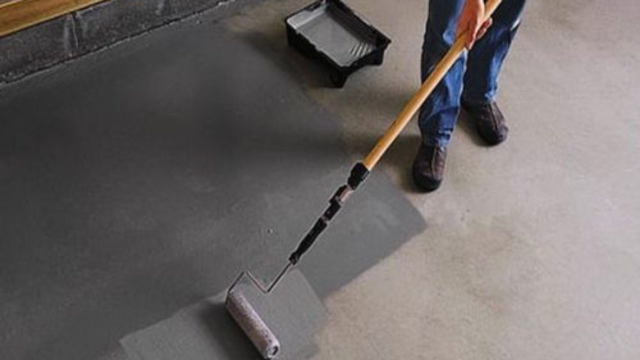 Sementin ja lakan sekoittaminen tuottaa tehokkaan kotitekoisen maalin, joka uudistaa vanhan betonin, peittää tahrat jo ensimmäisellä levityksellä, kuivuu 8 tunnissa, ei kuoriudu ja tarjoaa kestävän, pitkäikäisen pinnoitteen.