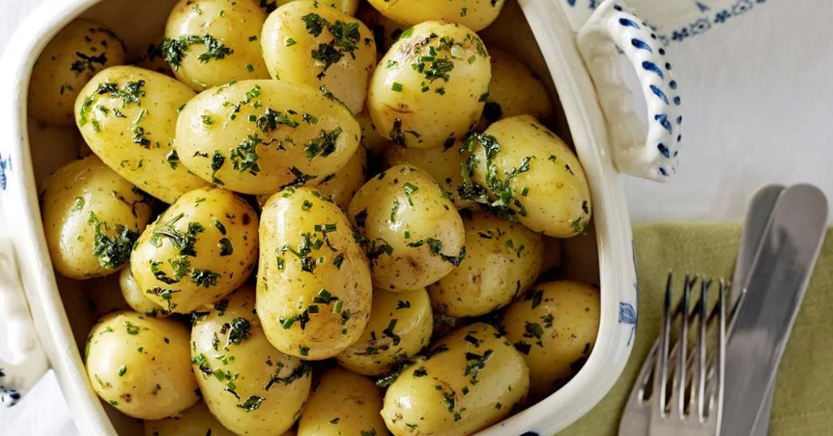 Laita se kattilaan, jossa on vettä. Perunat kypsyvät paljon nopeammin.